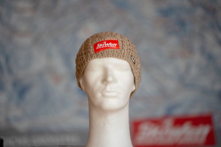 a mannequin head with a knit hat SKIWELT