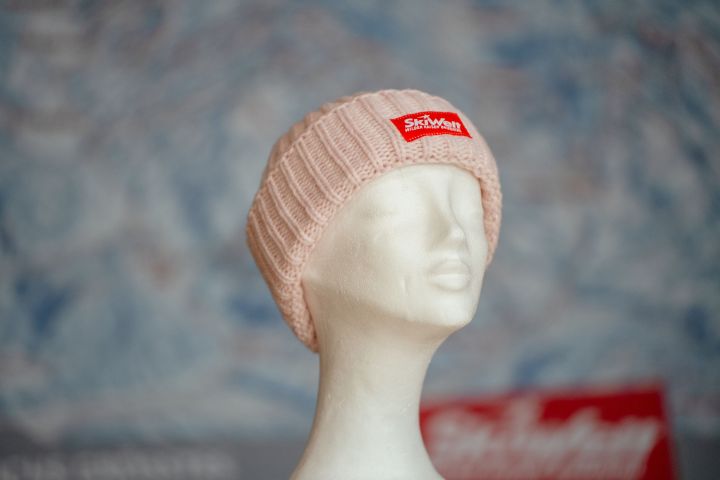 ein Mannequin-Kopf mit einer Strickmütze SkiWelt