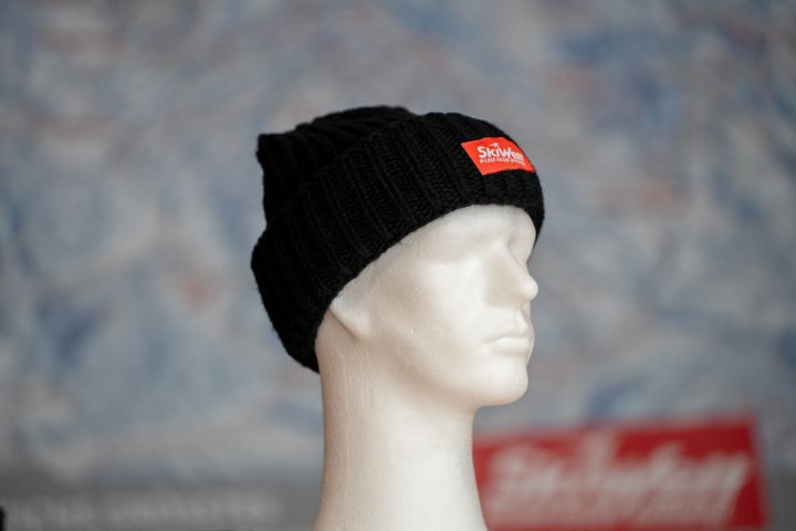 ein Mannequin-Kopf mit einer Strickmütze SkiWelt
