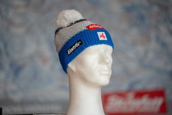 ein weißer Schaufensterpuppenkopf mit einem roten und weißen Hut